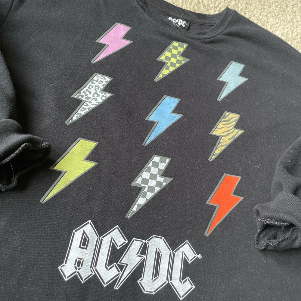 AC⚡️DC crew neck cropped shirt
